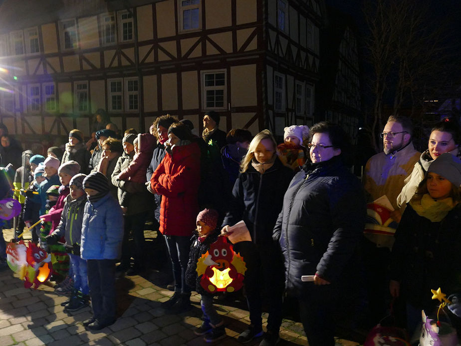 Sankt Martin Laternenumzug durch die Stadt (Foto: Karl-Franz Thiede)